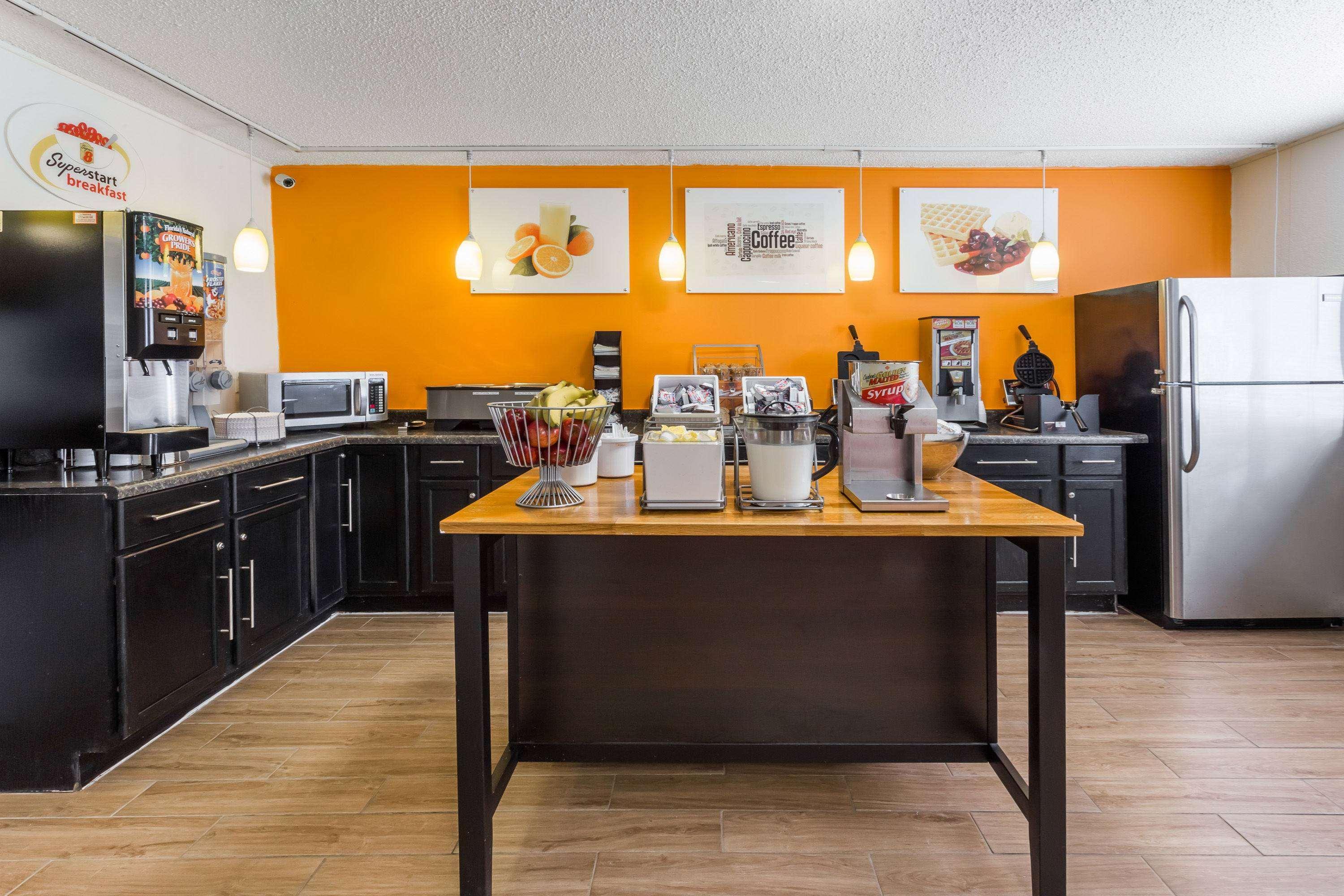 Super 8 By Wyndham Dubuque Motel Ngoại thất bức ảnh