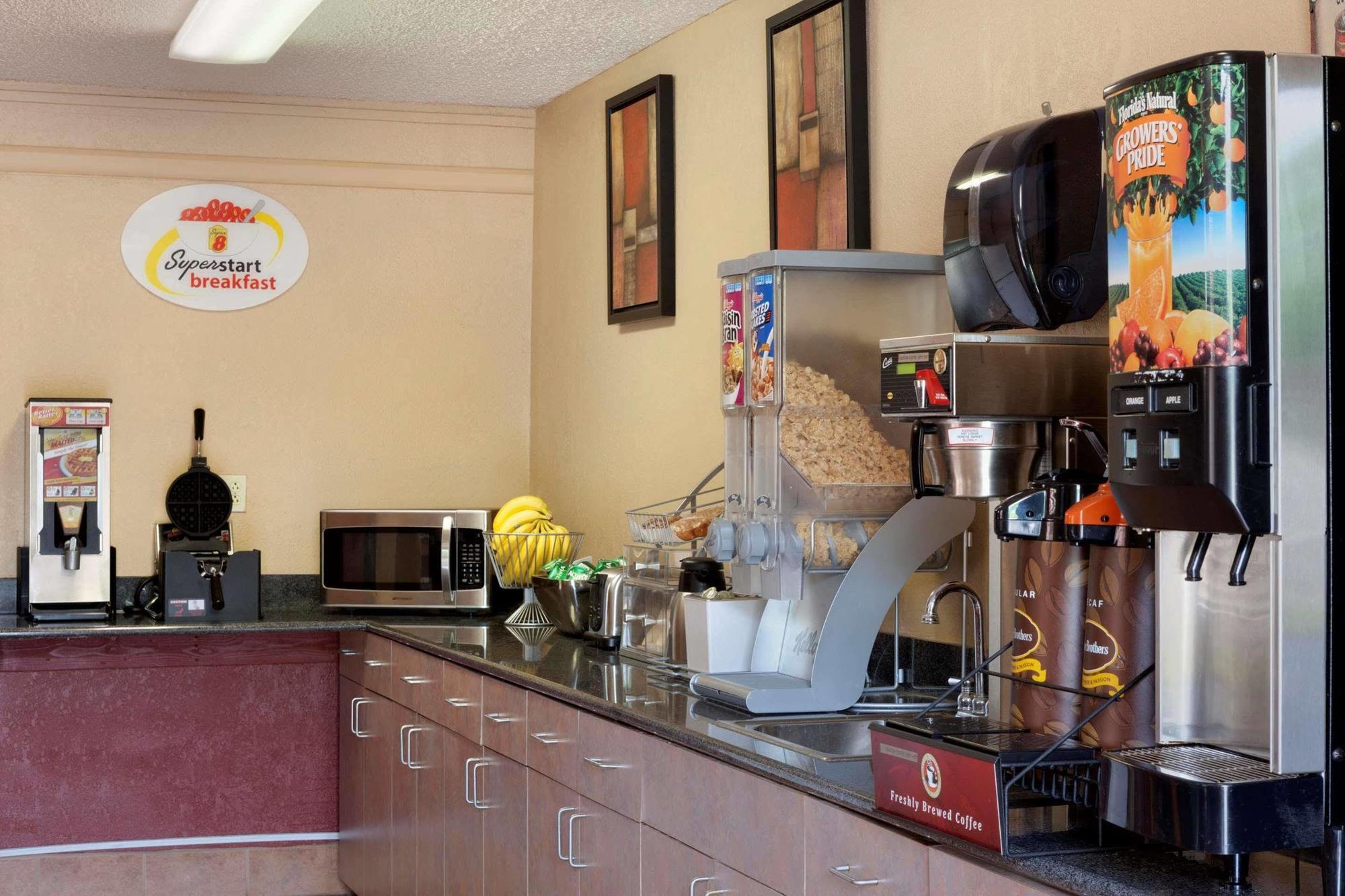 Super 8 By Wyndham Dubuque Motel Ngoại thất bức ảnh